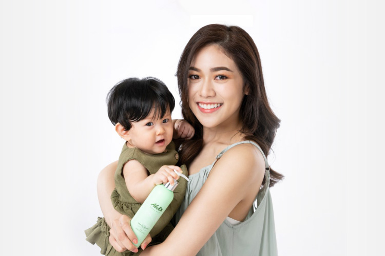 model with aloex extra mild shampoo banner